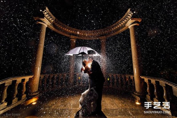 Seeing happiness through water droplets, wedding photos in the rain, and passionate love