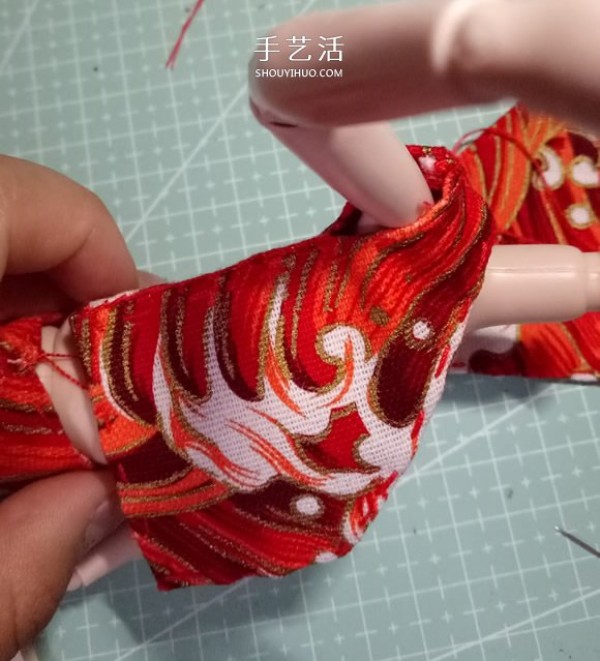 Chou Chou will show you how to make beautiful doll clothes by hand