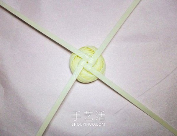 Illustrated tutorial on how to weave roses from plastic packaging tape