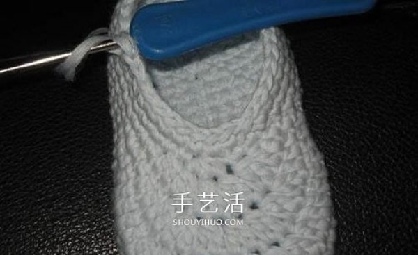 Illustration of how to knit baby warm woolen shoes by hand-knitting baby shoes