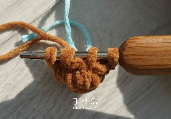 How to crochet a bear with wool and an illustration of how to crochet a cute bear doll