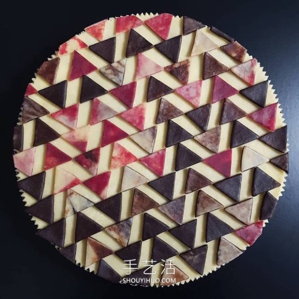 The cake crust design with complex patterns is beautiful before and after baking! 