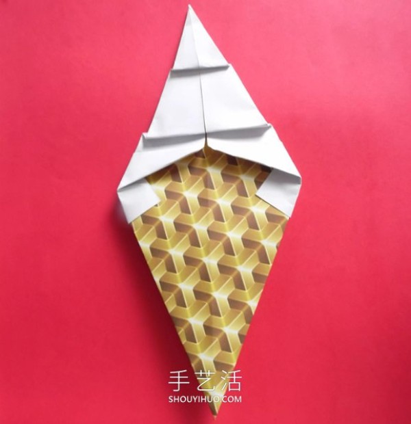 Illustrated tutorial on how to make a simple origami ice cream cone