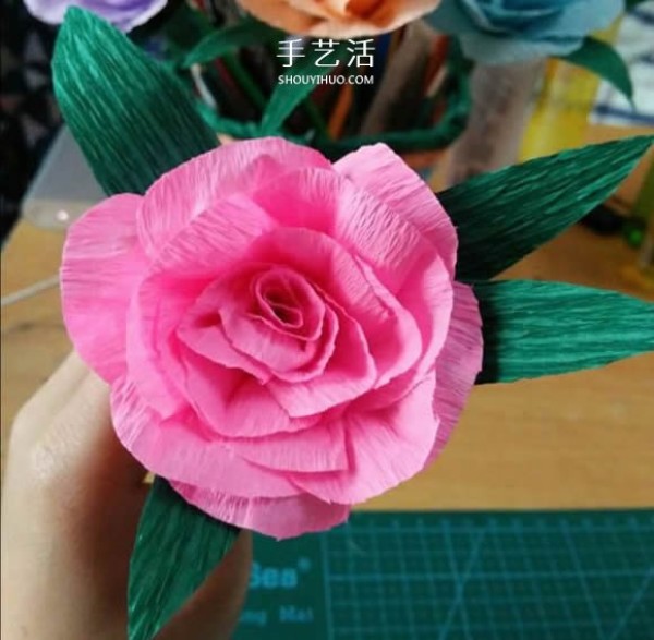 Illustration of how to make beautiful paper flowers from crepe paper