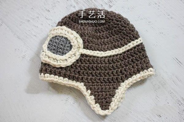 Crochet childrens pilot hat allows children to realize their little dreams