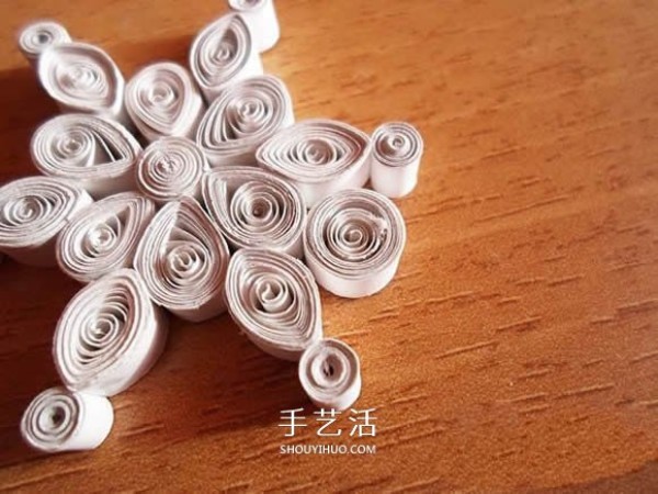 Detailed snowflake quilling tutorial and illustrations for DIY beautiful New Year hangings