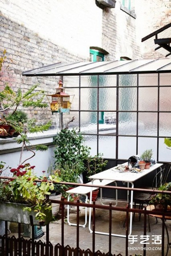 I also want a balcony like this, an urban oasis privately hidden by an interior designer