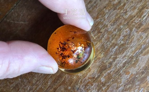 How to make a homemade imitation amber resin keychain