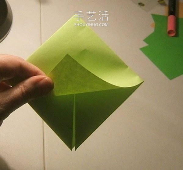 Detailed step-by-step diagram of how to fold a simple origami three-dimensional Christmas tree