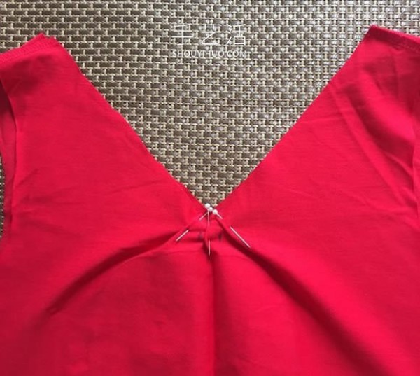 Tutorial on how to transform an old T-shirt into a sexy vest with tassels