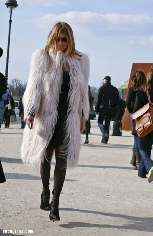 How to wear a luxurious warm imitation fur jacket with a slender and fashionable sense