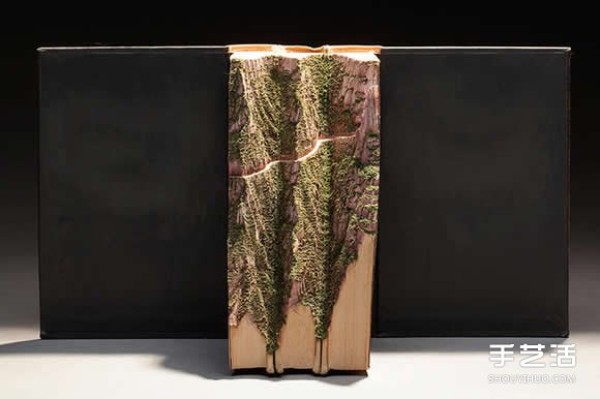 Super realistic book sculptures: It turns out that geography textbooks can also look like this! 