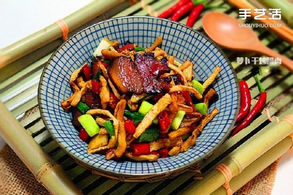 Delicious Hunan food: a simple and appetizing way to make stir-fried radish and bacon