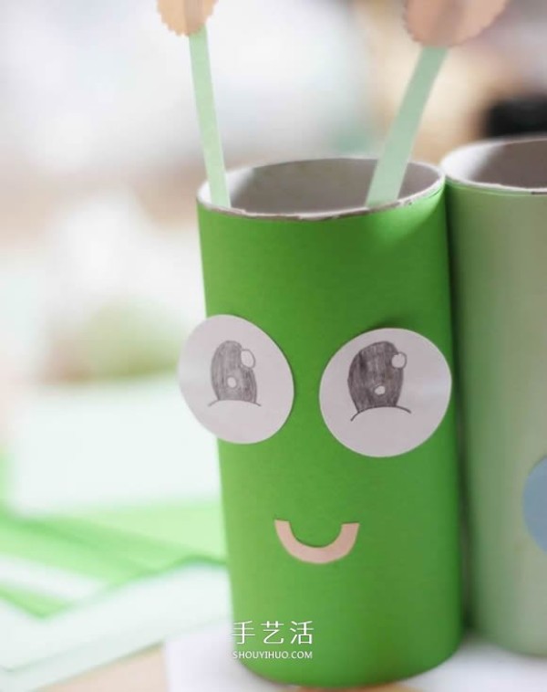 How to make a handmade caterpillar pen holder from a toilet paper tube