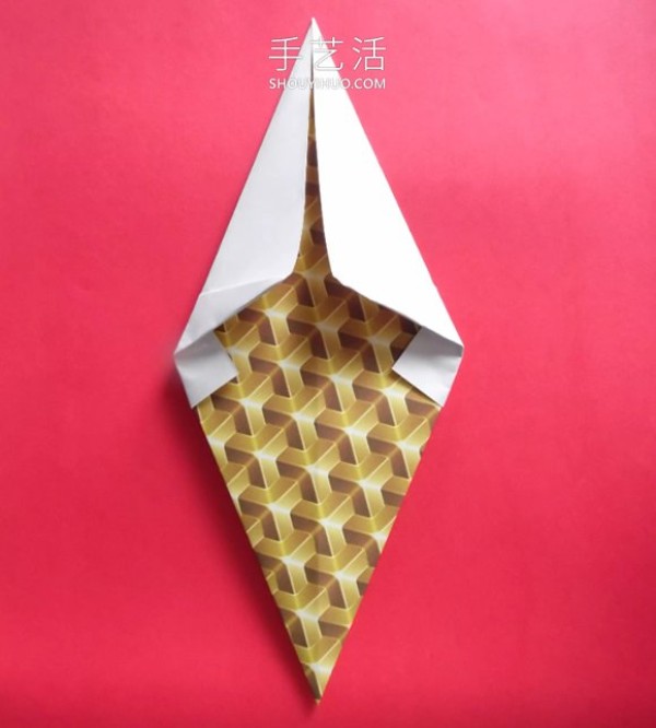 Illustrated tutorial on how to make a simple origami ice cream cone