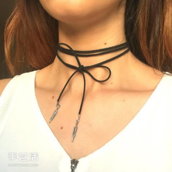 Delicate and simple DIY strap necklace can easily exude femininity