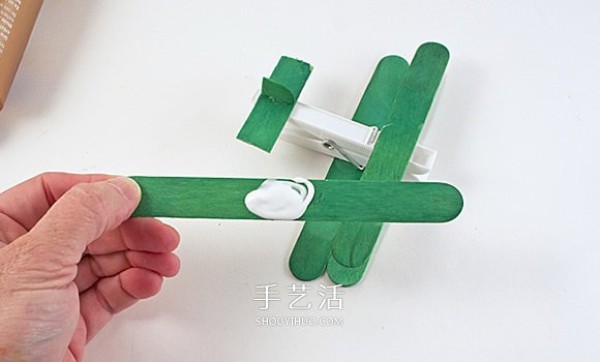 A super simple way to make a small airplane model in kindergarten