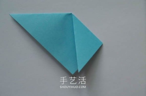 Illustrated tutorial on how to fold an origami triangular storage box using three pieces of paper