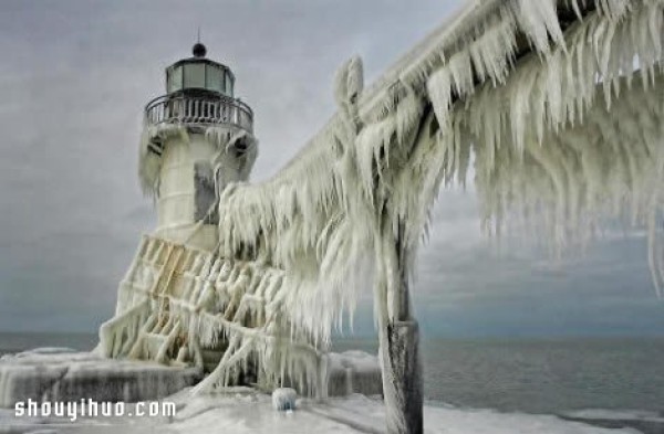 The spectacular lighthouse scene on the edge of Lake Michigan under the snowstorm and cold wave