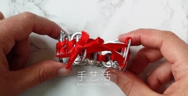 How to make a can pull-tab bracelet