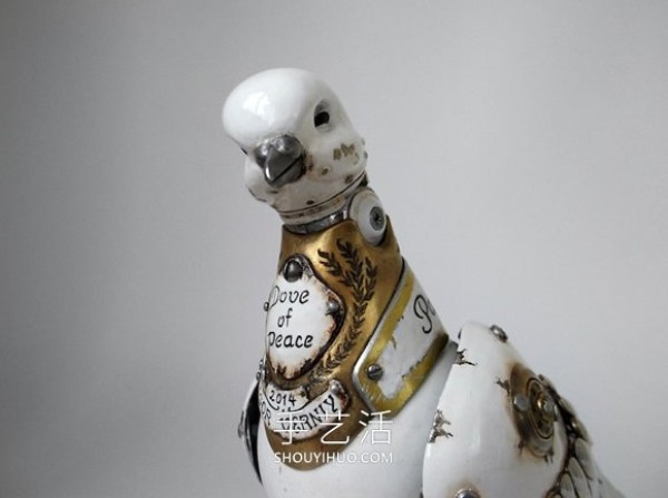 Discarded mechanical parts to DIY steampunk-style animal sculptures