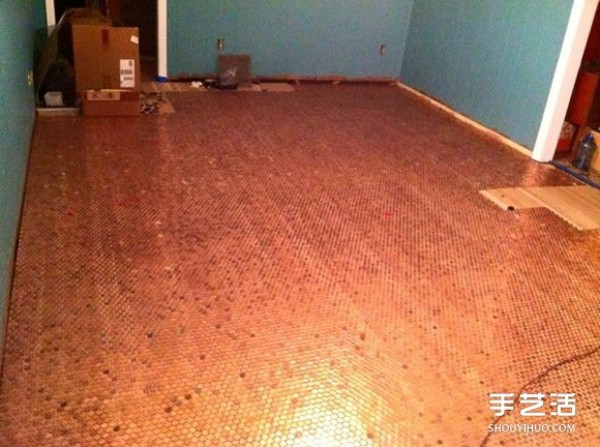 Tens of thousands of one-cent coins to pave the floor to make the floor shiny and golden. What a rich man!