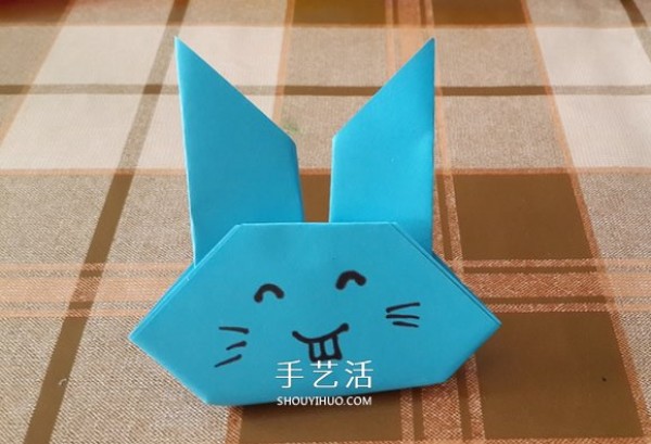 Illustration of how to fold a simple and cute little rabbit