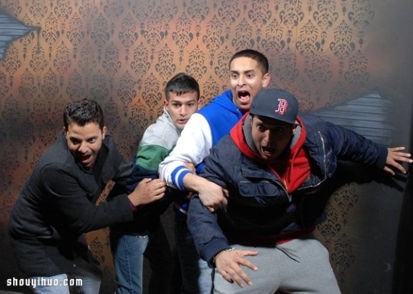 Super hilarious ~ 22 pictures of grown men being scared in a haunted house! 