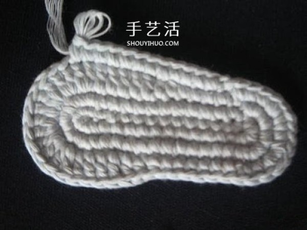 Illustration of how to knit baby warm woolen shoes by hand-knitting baby shoes