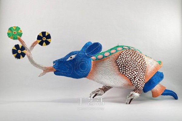 Fantasy creature sculptures made of paper, a surreal pi?ata work! 