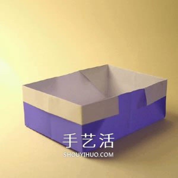 Illustration of the simplest folding method of a paper box. Use it for both storage and garbage collection! 