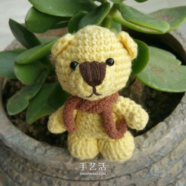 How to crochet a bear with wool and an illustration of how to crochet a cute bear doll