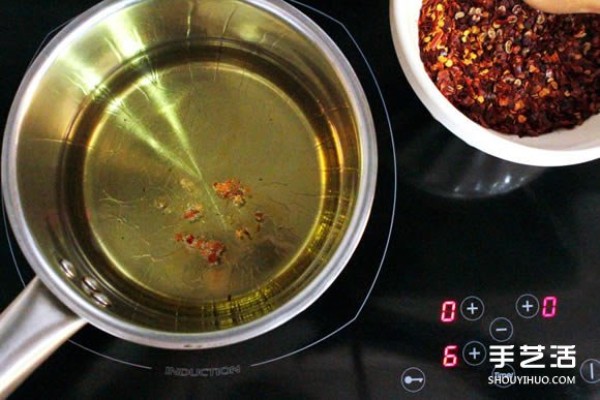 Simple and versatile chili oil DIY recipe for chili sauce that does not cover the original flavor of food