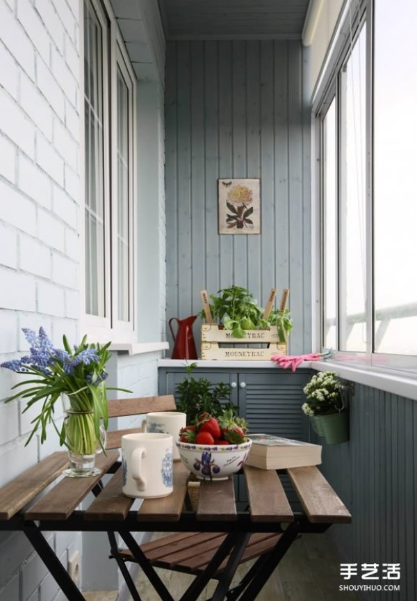 These simple little ideas for charming small balcony layout design are worth trying