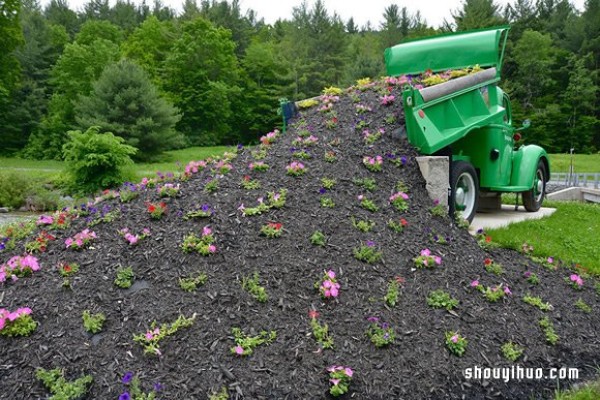 Spilled Flower Pots gardening method makes the backyard look like a picture