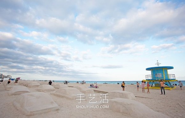 Traffic jam on the beach! Sand sculpture art calls for vigilance against climate change