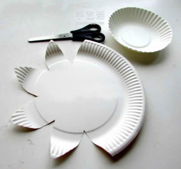 How to make sunflowers from paper plates, simple paper plate sunflower DIY