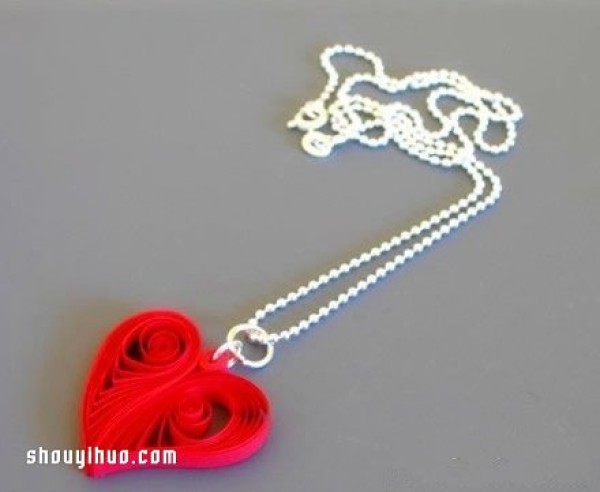 How to make a quilled paper love necklace, DIY tutorial on a heart-shaped necklace and pendant