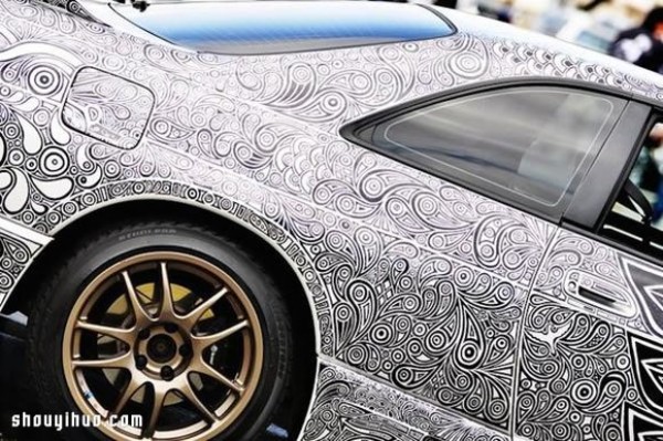 Super eye-catching strange pen painting of a car. How cool is it! 