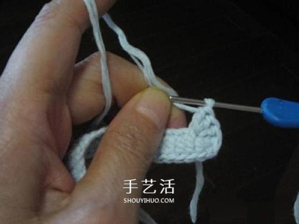 Illustration of how to knit baby warm woolen shoes by hand-knitting baby shoes