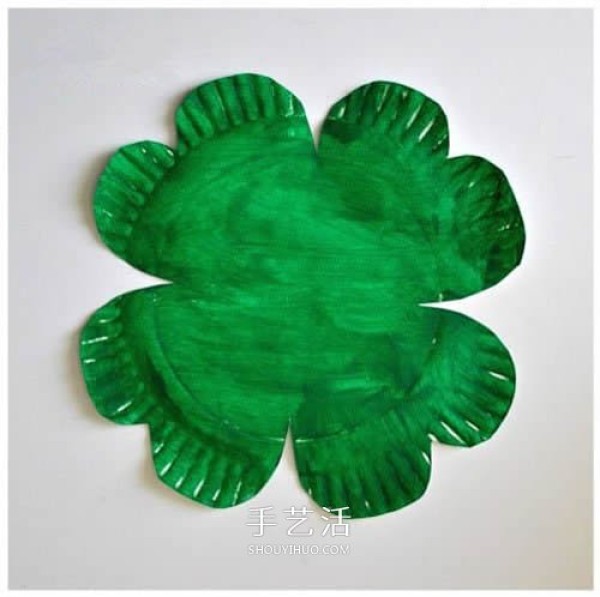 Illustrated tutorial for young children to make a paper plate four-leaf clover