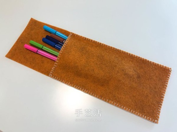 Tutorial on cutting two pieces of felt cloth and sewing on a homemade pencil case with decorative patterns