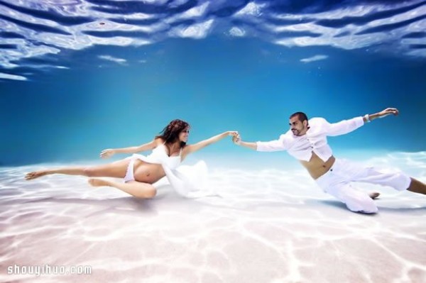 Moms-to-be take photos in the water, adding a different kind of beauty to the pregnancy