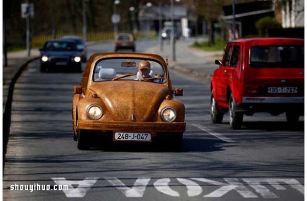 70-year-old grandpa used tens of thousands of oak pieces to build his dream Beetle