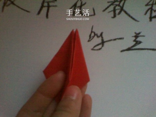 The steps of folding Higanhua are illustrated and the process of origami is detailed