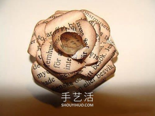 Illustrated tutorial on how to make homemade retro-style newspaper roses