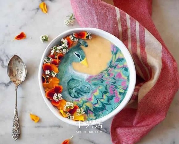 Painting on the smoothie! Just like coffee latte art, full of literary and youthful flavor