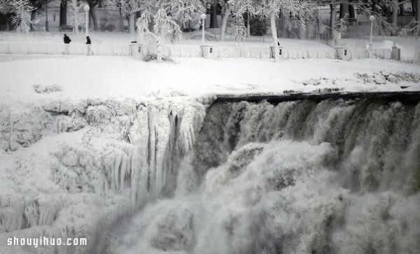 There are still tourists in the frozen Nicaragua Falls! 