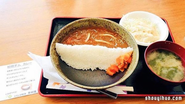 Creative "Dam Curry Rice" If you want to eat it, release the flood first! 