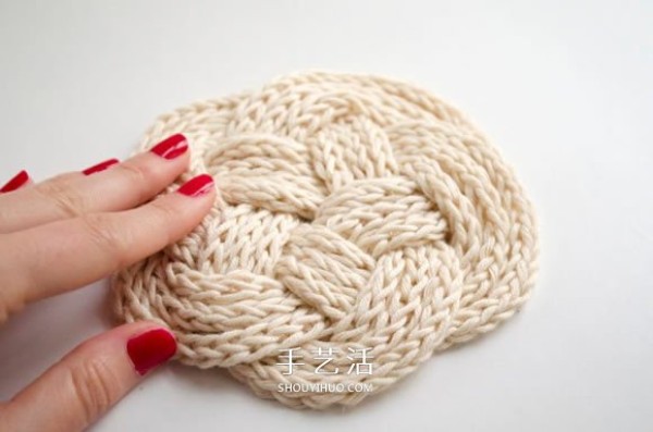 Illustration of a woven coaster made of wool and rope is like a beautiful cloud! 